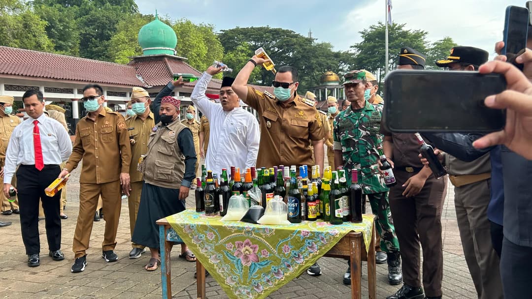 gambar-Wali Kota Serang Musnahkan Ribuan Botol Miras.