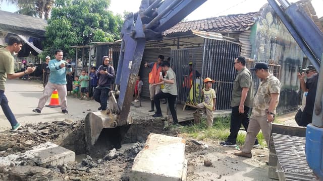 Tinjau Pembangunan Betonisasi, Budi Rustandi Temukan Bangunan Menutup Drainase