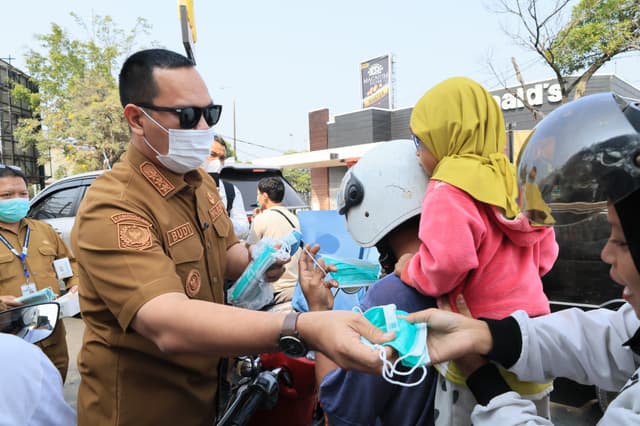 Wali Kota Serang Bagikan Masker Gratis, Perkuat Kewaspadaan Warga Hadapi Abu Vulkanik Anak Krakatau