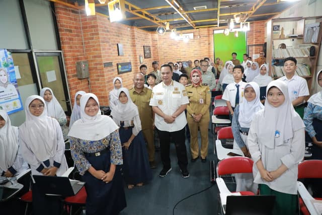 Wajah Antusias 100 Pelajar Serang Belajar Bedakan Konten Asli dan Buatan AI
